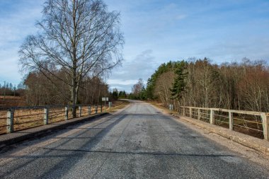boş kırsal yol bahar mevsiminde