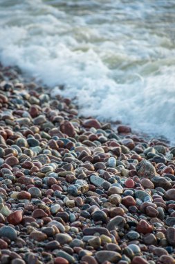  kayalık plaj çakıl deniz görünümünü kapat