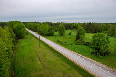 boş kırsal yol bahar mevsiminde