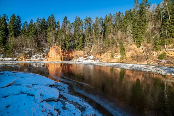 Falaises Grès Sur Rive Rivière Gauja Hiver Lettonie — Photo