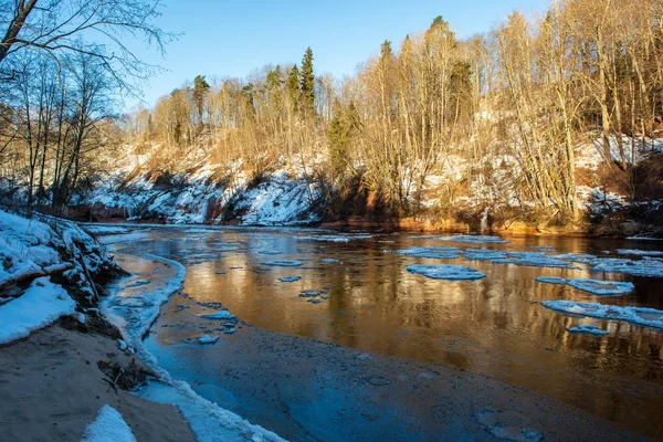 Acantilados Arenisca Orilla Del Río Gauja Invierno Letonia — Foto de Stock