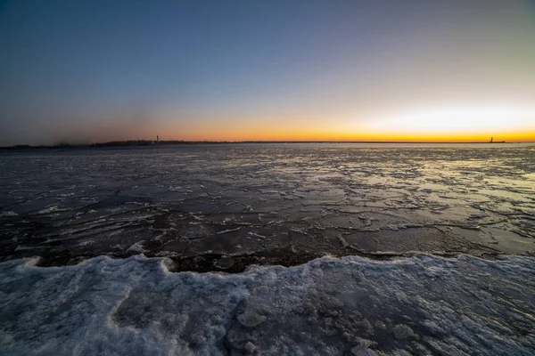 Dondurulmuş Deniz Üzerinde Kırmızı Günbatımı Manzaralı Görünüm — Stok fotoğraf