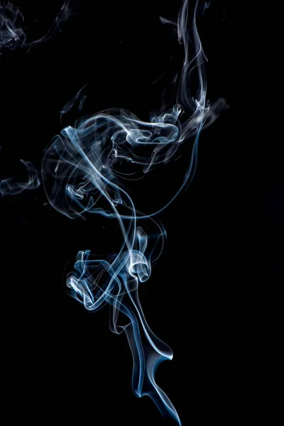 黒い背景に白い煙のビューをクローズ アップ — ストック写真