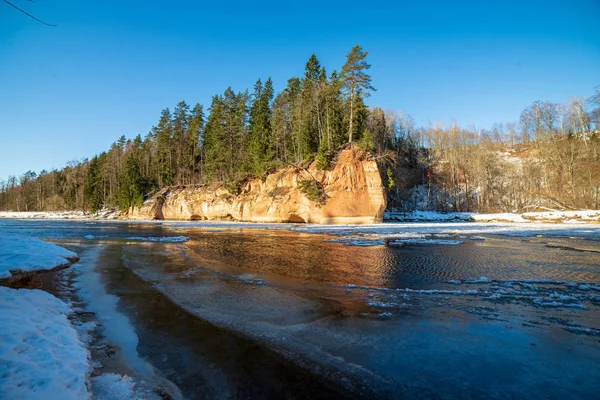 Sandstensklippor Stranden Floden Gauja Vintertid Lettland — Stockfoto