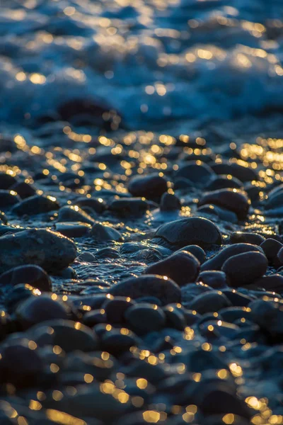 Kayalık Plaj Çakıl Deniz Görünümünü Kapat — Stok fotoğraf