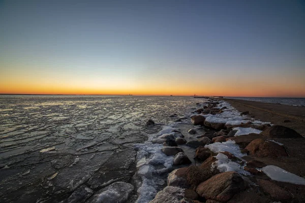 在冰冻的海面上欣赏红色日落的美景 — 图库照片