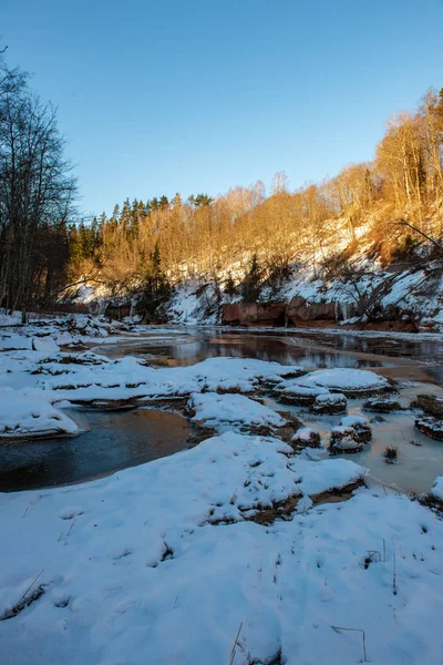 kumtaşı kayalıklarla Letonya kış Gauja Nehri kıyısında