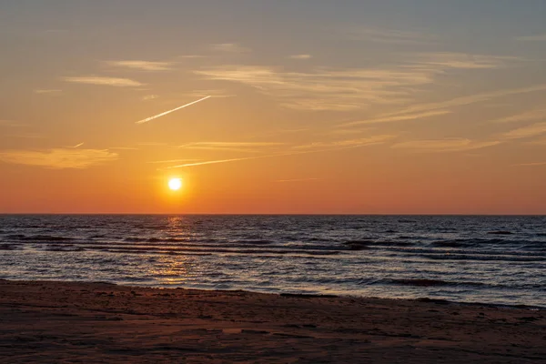 deniz üzerinde güzel kırmızı günbatımı manzaralı görünüm