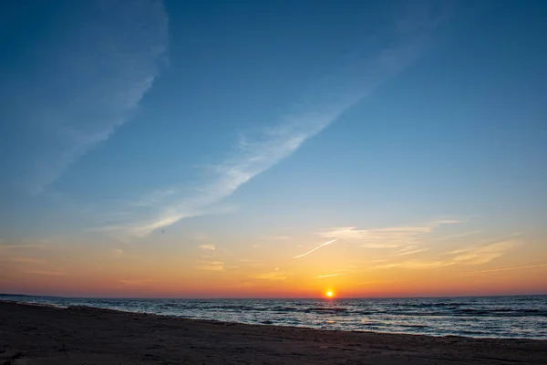 Piękny Widok Piękny Zachód Słońca Nad Morzem — Zdjęcie stockowe