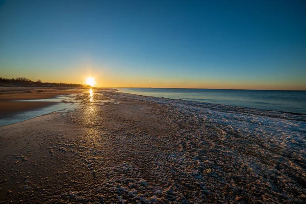 Vista Panorámica Puesta Sol Roja Sobre Mar Congelado — Foto de Stock