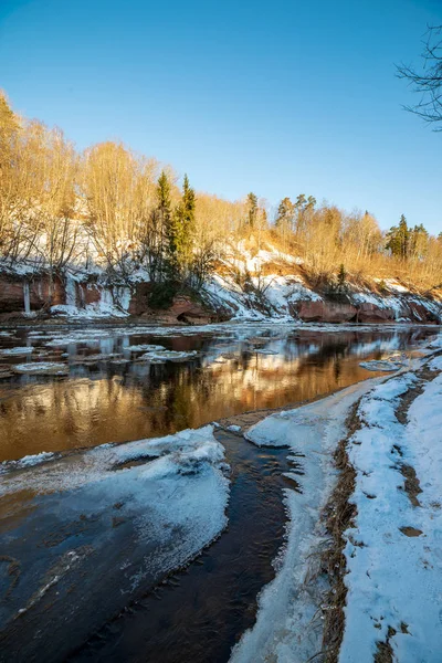 kumtaşı kayalıklarla Letonya kış Gauja Nehri kıyısında