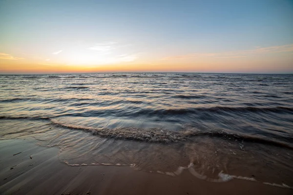 Malebný Pohled Krásný Červený Západ Slunce Nad Mořem — Stock fotografie