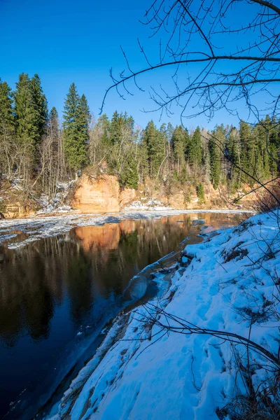 冬のラトビアで ガウヤ川の岸に砂岩の崖 — ストック写真