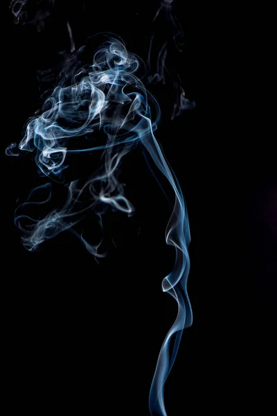 黒い背景に白い煙のビューをクローズ アップ — ストック写真