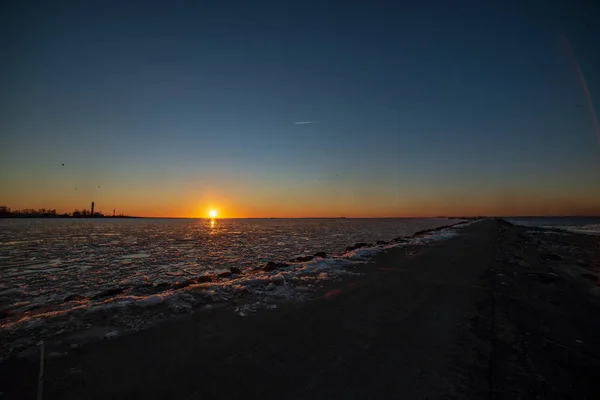 Vista Panorâmica Pôr Sol Vermelho Sobre Mar Congelado — Fotografia de Stock