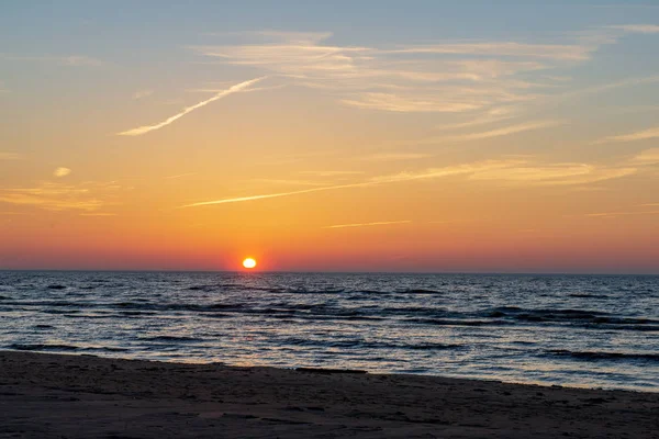 Vista Panorámica Hermosa Puesta Sol Roja Sobre Mar — Foto de Stock