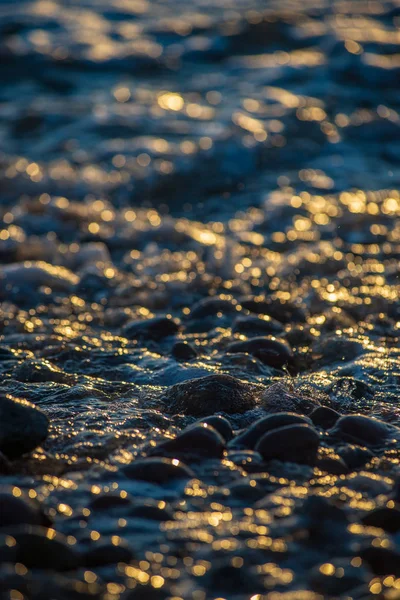  kayalık plaj çakıl deniz görünümünü kapat