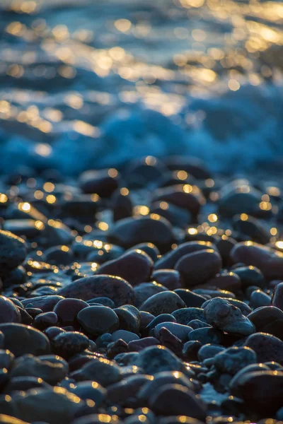 Kayalık Plaj Çakıl Deniz Görünümünü Kapat — Stok fotoğraf
