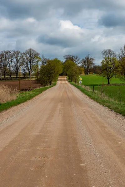 春のシーズン中に空の田舎道 — ストック写真