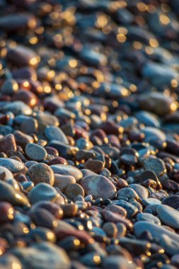  kayalık plaj çakıl deniz görünümünü kapat