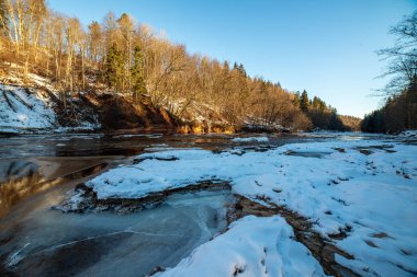 kumtaşı kayalıklarla Letonya kış Gauja Nehri kıyısında