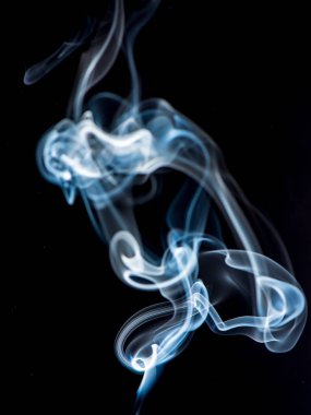 siyah arka plan üzerine beyaz duman görünümü kadar kapatın