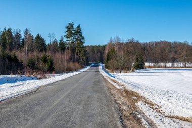 Kışın yol boş asfalt doğal görünümü
