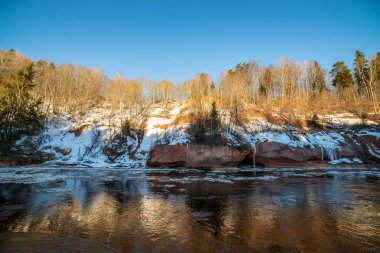 kumtaşı kayalıklarla Letonya kış Gauja Nehri kıyısında