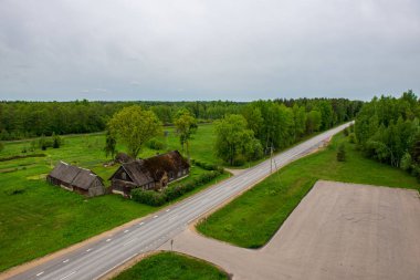 boş kırsal yol bahar mevsiminde
