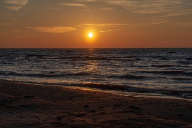 deniz üzerinde güzel kırmızı günbatımı manzaralı görünüm