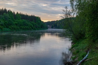 mavi gökyüzü ve bulutlar Gauja Letonya Nehri'nin sakin suda sonbaharda yansıtan. nehir kıyısında yürümek. sonbahar günü temizleyin. geniş açılı görünüş
