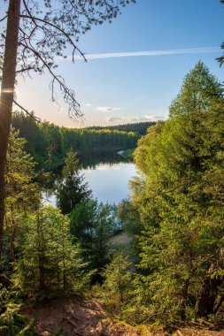 mavi gökyüzü ve bulutlar Gauja Letonya Nehri'nin sakin suda sonbaharda yansıtan. nehir kıyısında yürümek. sonbahar günü temizleyin. geniş açılı görünüş