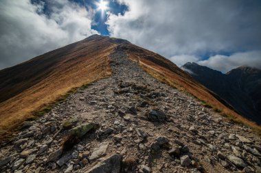 Slovakça Tatra Dağları'nda bulutların üzerinde yürüme. sisli sonbahar sabahı turistik rotalar taşlarla işaretlenmiş