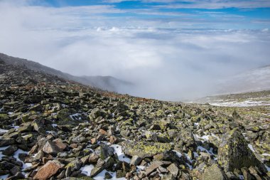 dağ tepe Krivan Slovakya görünümden. kış kar ve çıplak kayalar ile alçak bulutlar kaplı dağları