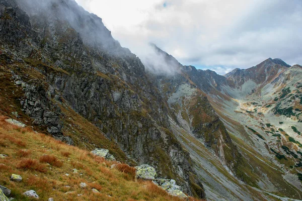 Walking Ovan Molnen Slovakiska Tatra Bergen Märkt Turiststigarna Med Stenar — Stockfoto
