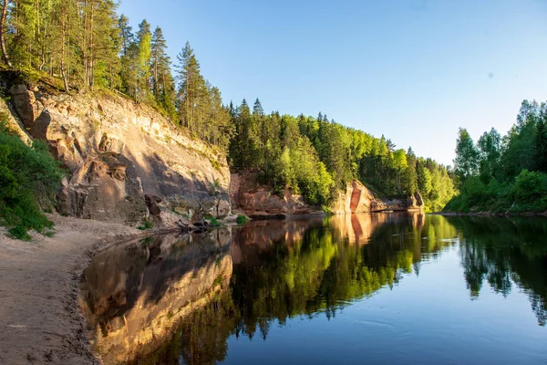 Blå Himmel Och Moln Speglar Lugnt Vatten Floden Gauja Lettland — Stockfoto