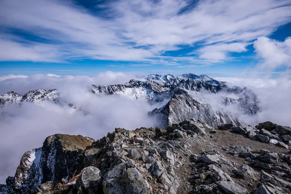 Pico Montanha Vista Krivan Eslováquia Montanhas Cobertas Neve Inverno Nuvens — Fotografia de Stock