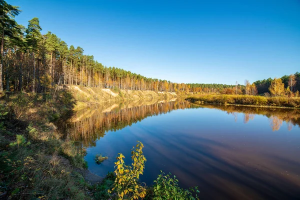Błękitne Niebo Chmury Odzwierciedlając Spokojnej Wodzie Rzeki Gauja Łotwie Jesieni — Zdjęcie stockowe