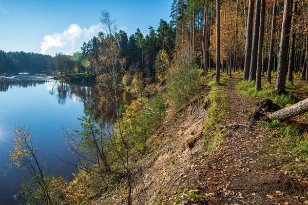 Ciel Bleu Nuages Reflétant Dans Eau Calme Rivière Gauja Latvia — Photo