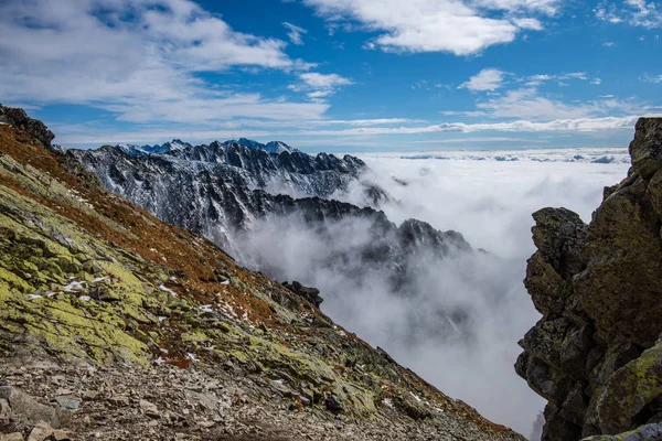 スロバキアの Krivan から山ピーク ビュー 冬は雪と裸の岩と低い雲に覆われた山々 — ストック写真