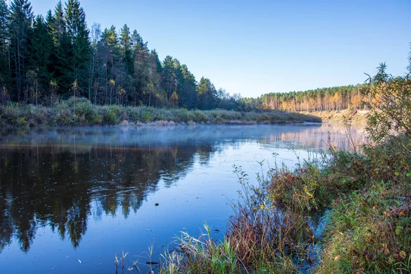 Blauer Himmel Und Wolken Die Sich Ruhigen Wasser Des Flusses — Stockfoto