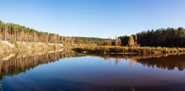 그리고 구름이을에 Gauja 라트비아에서의 평온한 물에서 날입니다 — 스톡 사진