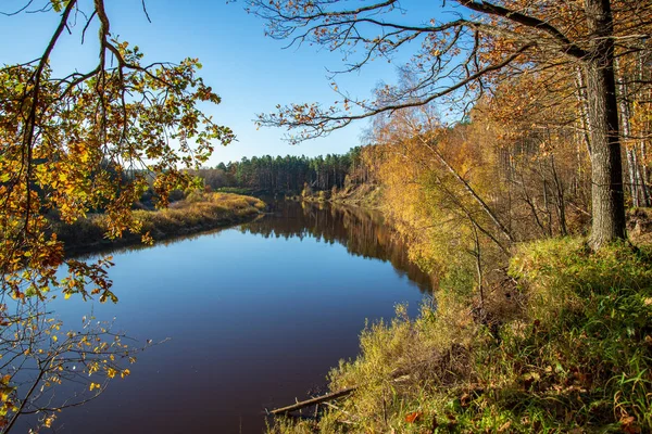 Ciel Bleu Nuages Reflétant Dans Eau Calme Rivière Gauja Latvia — Photo