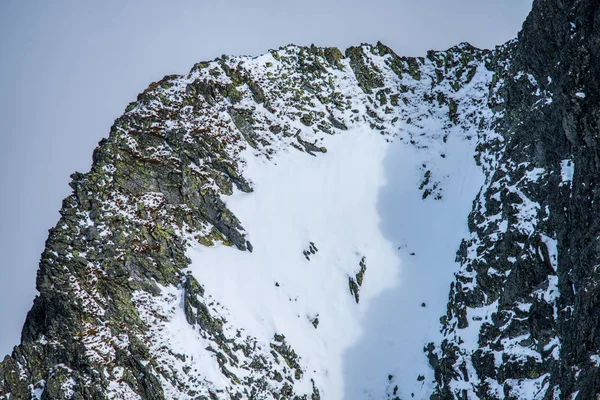 Pico Montanha Vista Krivan Eslováquia Montanhas Cobertas Neve Inverno Nuvens — Fotografia de Stock