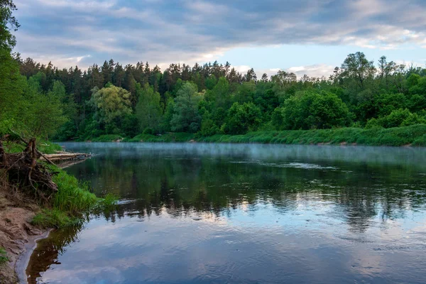 Mavi Gökyüzü Bulutlar Gauja Letonya Nehri Nin Sakin Suda Sonbaharda — Stok fotoğraf