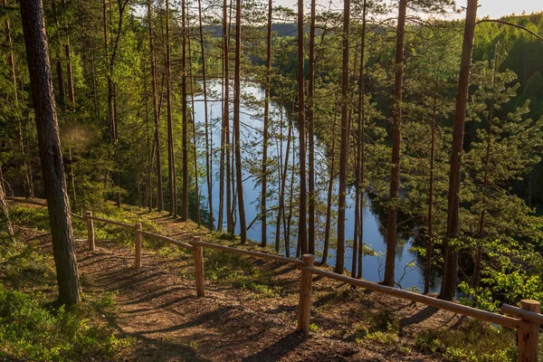 Błękitne Niebo Chmury Odzwierciedlając Spokojnej Wodzie Rzeki Gauja Łotwie Jesieni — Zdjęcie stockowe