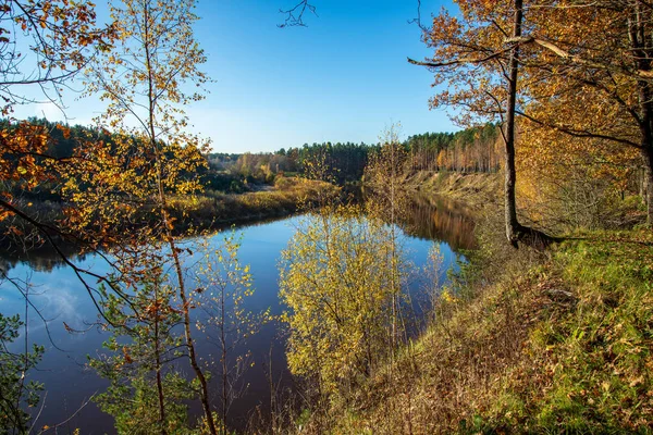 Ciel Bleu Nuages Reflétant Dans Eau Calme Rivière Gauja Latvia — Photo