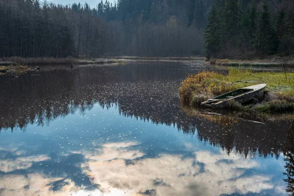 Ciel Bleu Nuages Reflétant Dans Eau Calme Rivière Gauja Latvia — Photo