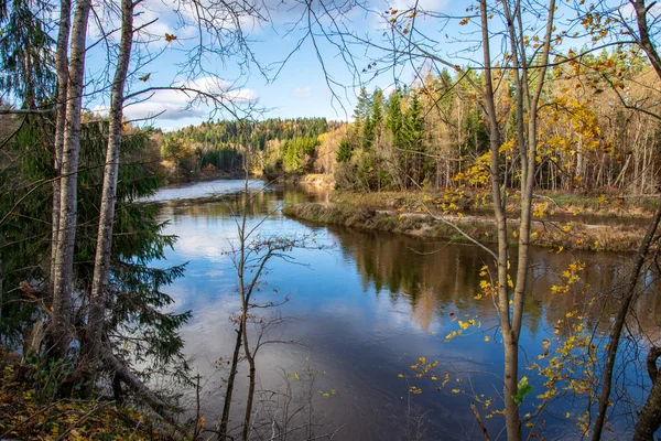 Ciel Bleu Nuages Reflétant Dans Eau Calme Rivière Gauja Latvia — Photo