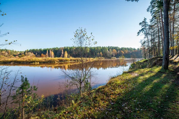 Cielo Blu Nuvole Che Riflettono Acque Calme Del Fiume Gauja — Foto Stock